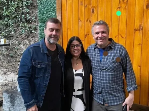 Foto colorida de Marcelo Freixo ao lado do candidato da OAB Marcello Oliveira - Metrópoles