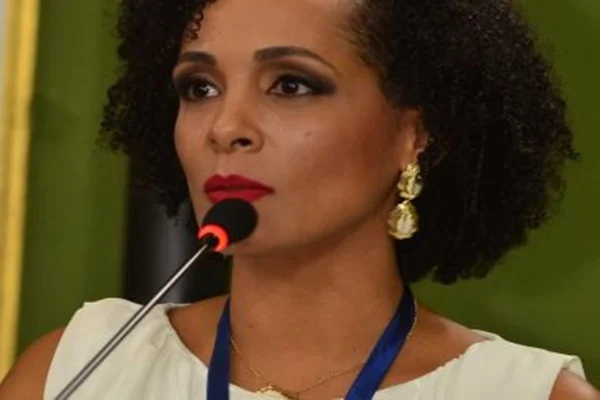 Lívia Maria Sant’Anna Vaz