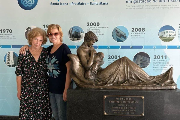 Foto colorida da viúva do apresentador Gugu, Rose Miriam, ao lado de sua mãe - Metrópoles