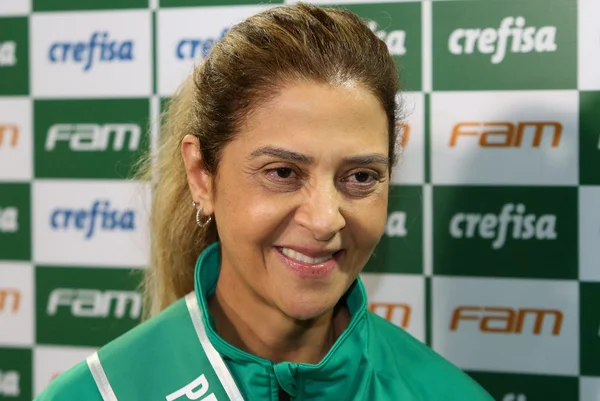 Imagem colorida de Leila Pereira sorrindo - Metrópoles
