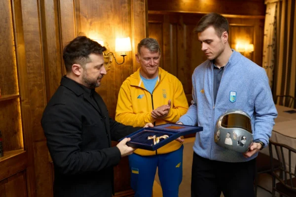 Zelensky condecora atleta desclassificado pelo COI após homenagem