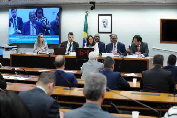 Sessão da Comissão de Fiscalização Financeira e Controle - Metrópoles