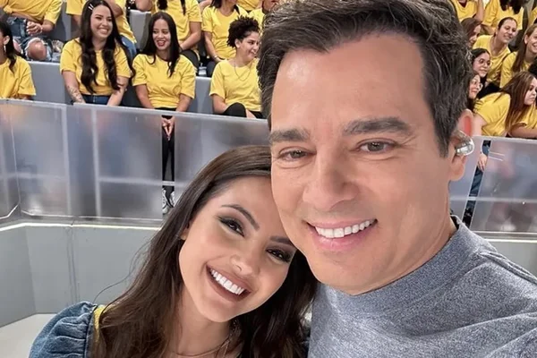 Foto colorida de Luana Andrade encostando a cabeça no ombro de Celso Portiolli - Metrópoles