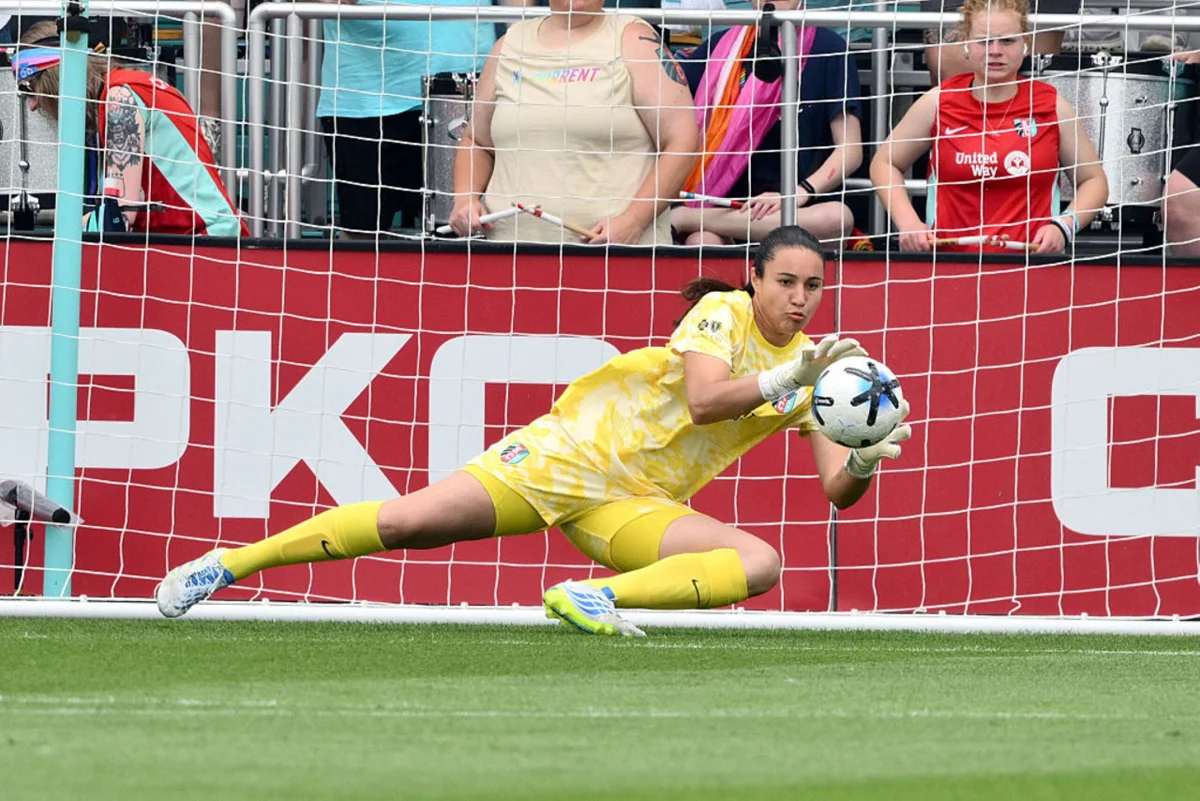 Lorena é indicada à Bola de Ouro como melhor goleira da temporada - imagem 2 Lorena é indicada à Bola de Ouro como melhor goleira da temporada - imagem 2