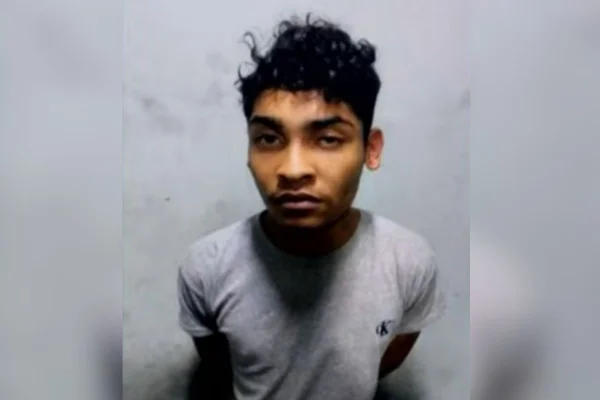 Foto colorida de homem preso por suspeita de matar a enteada de um ano e três meses.