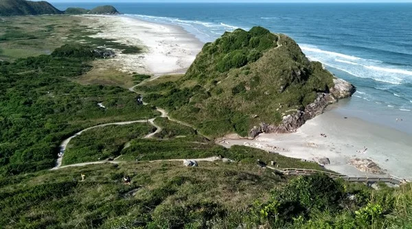 Record deve lançar reality show que vai confinar famosos em ilha