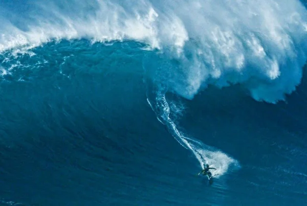 Ex-BBB dá show e leva prêmio em desafio de surfe em Portugal