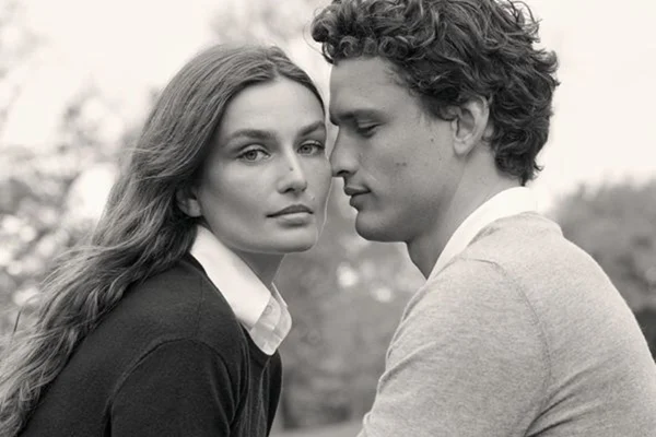 Na imagem em preto e branco, modelos possam vestindo o novo suéter da Ralph Lauren - Metrópoles