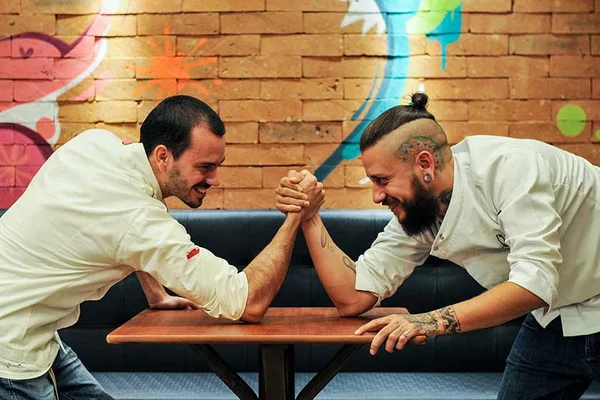 Leandro Nunes e Lui Veronese oferecem jantar de oito pratos