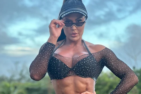 Gracyanne Barbosa posa de viseira e óculos escuros - Metrópoles