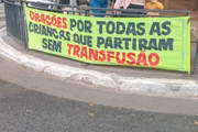 Faixas questionam a diretriz das testemunhas de Jeová a respeito de transfusão de sangue