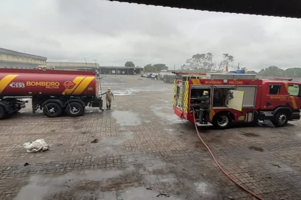 Após 10 dias, bombeiros encerram combate a incêndio em atacadista em Goiás