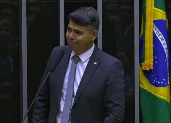 Foto colorida do deputado Messias Donato chorando - Metrópoles