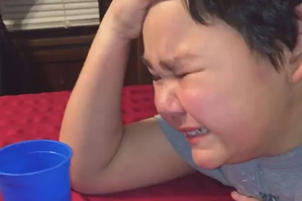 Vídeo. Menino chora de alegria após última dose de quimioterapia