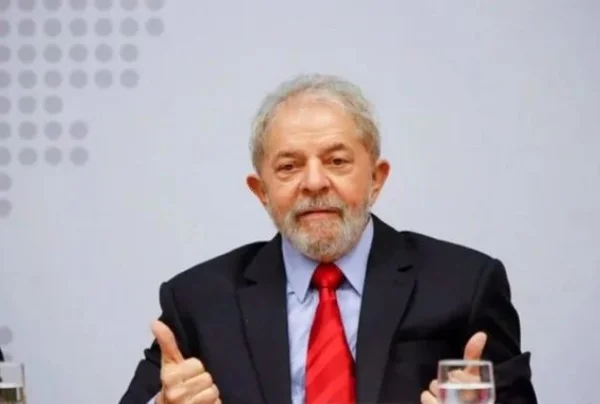 Luiz Inácio Lula da Silva, 35º presidente do Brasil. Ele tem cabelos brancos e barba branca - Metrópoles