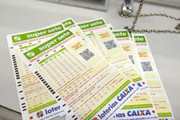 Super Sete: escolha um número por coluna (são 7 colunas com números de 0 a 9). Ganha quem acerta de 3 a 7 colunas. Sorteios às segundas, quartas e sextas.