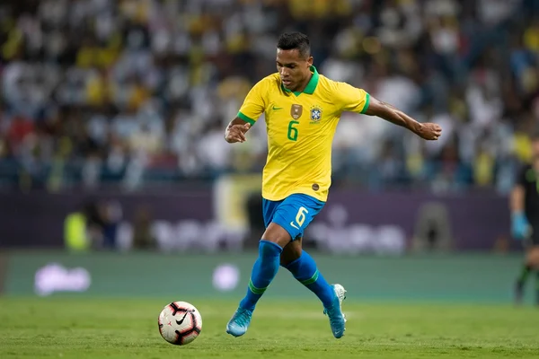 Imagem colorida de Alex Sandro na seleção brasileira - MEtrópoles
