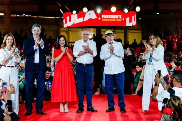 Lula é oficializado à reeleição, exalta soberania e acena a mulheres