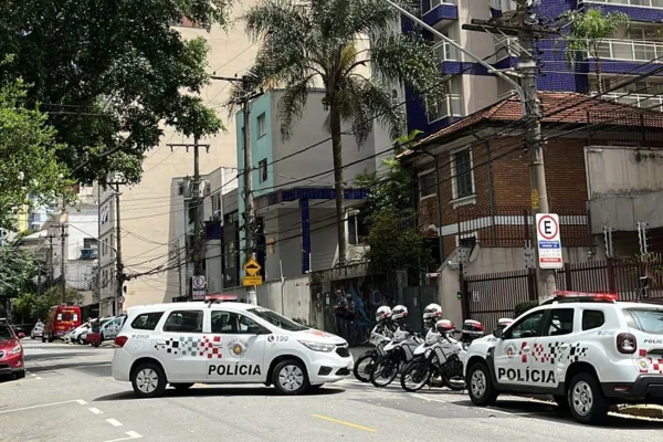 Imagem colorida de viaturas da PM na Rua Mateus Grou - Metrópoles