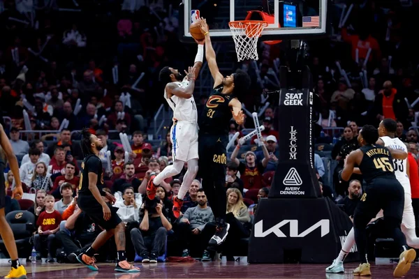 Kyrie Irving atuando pelo Brooklyn Nets - Metrópoles