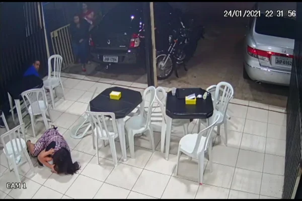 Vídeo: durante assalto no DF, mulher usa o corpo para proteger filho de tiro