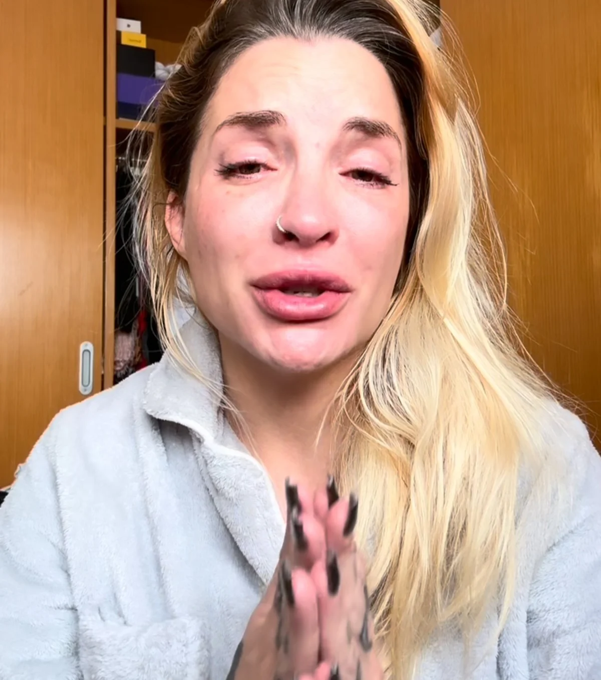Aos prantos, Clara Aguilar denuncia agressão e ameaças do ex-marido Aos prantos, Clara Aguilar denuncia agressão e ameaças do ex-marido