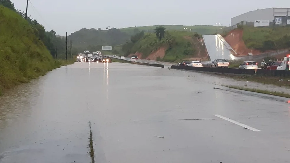 Chuva em PE: “Comecei a cavar com as unhas”, diz pai em busca da filha - imagem 1 Chuva em PE: “Comecei a cavar com as unhas”, diz pai em busca da filha - imagem 1