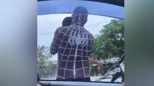 ‘Homem-Aranha’ enforca e derruba criança após sair de trenzinho da alegria no Vale do Mucuri