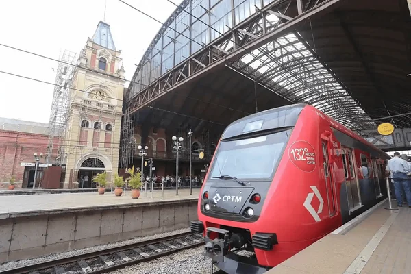 Trem da Linha 7-Rubi opera à esquerda
