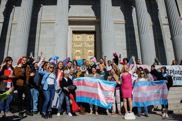 Espanha aprova lei de licença menstrual e amplia direitos trans