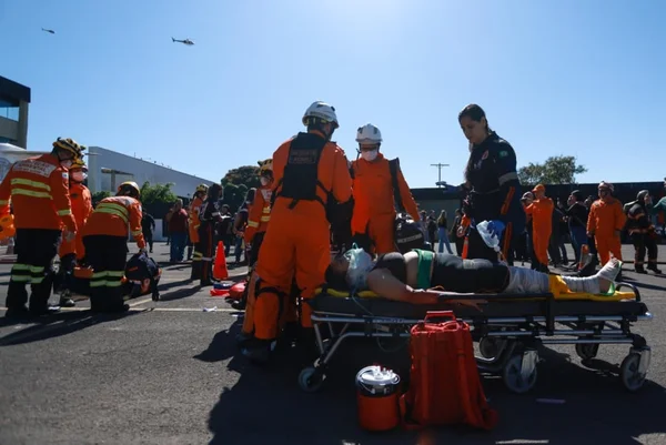 Fumaça e helicóptero: simulado de queda de avião testa segurança do DF - destaque galeria