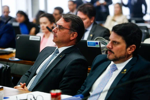 Flavio Bolsonaro durante depoimento de Walter Delgatti Neto, o hacker da Vaza Jato, na CPMI do 8 de Janeiro - metrópoles