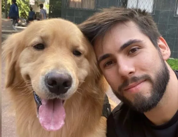 homem branco faz selfie com um cachorro