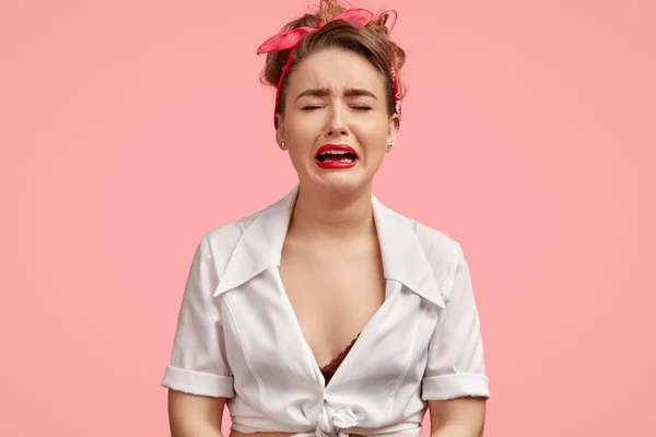 Mulher triste, chorando