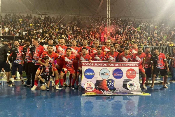 Jogadores posam para a foto antes da partida - Metrópoles