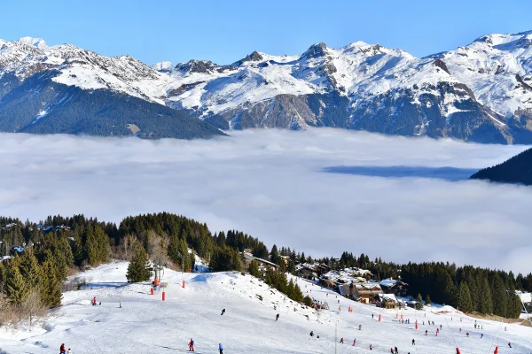 Imagem colorida mostra os Alpes franceses - Metrópoles