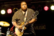 O guitarrista americano de blues Larry McCray O guitarrista americano de blues Larry McCray