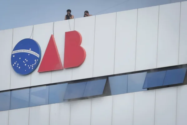 Trabalhadores resgatados no incêndio da OAB