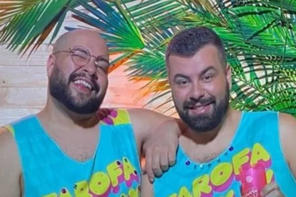 Thiago Abravanel e marido beijam youtuber em Farofa da Gkay: veja quem