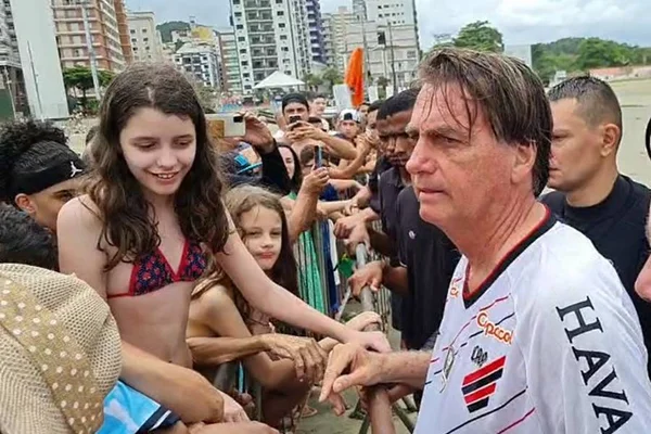 Vacina em criança só com receita médica e aval dos pais, diz Bolsonaro