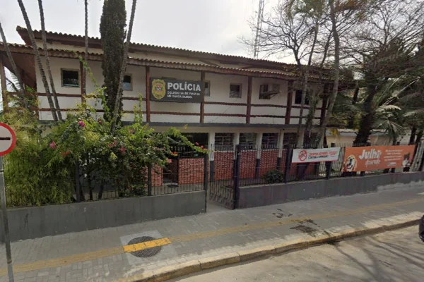 Imagem colorida da Delegacia de Santa Isabel. Metrópoles