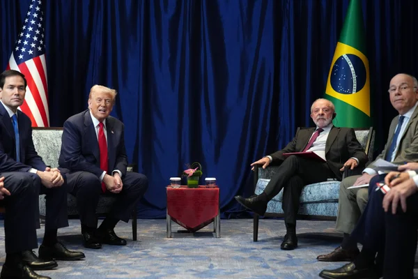 Presidente dos EUA, Donald Trump, se reúne bilateralmente com o presidente do Brasil, Luiz Inácio Lula da Silva, no Centro de Convenções de Kuala Lumpur Malásia Metrópoles