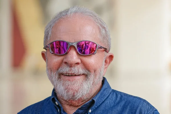 Lula no dia do funk com óculos juliete