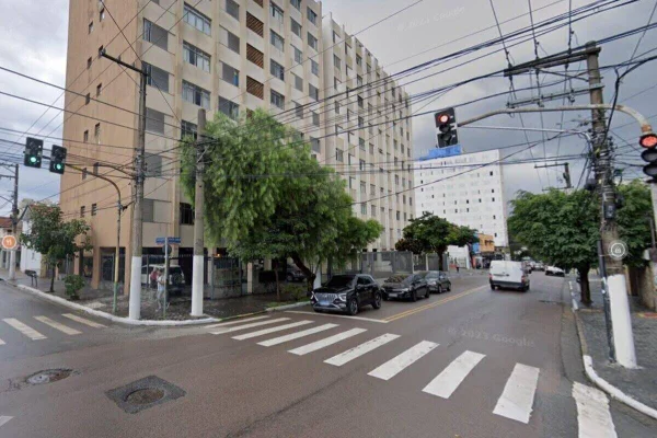 Foto colorida de esquina de ruas - Metrópoles