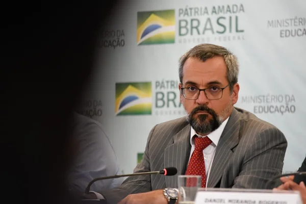 MEC vai digitalizar 99 serviços e prevê economia de R$ 32,5 milhões