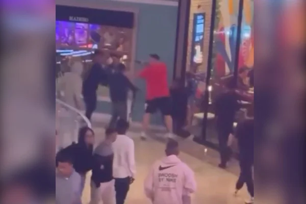 imagem colorida mostra homem apontando arma para jovem dentro de shopping em santo andré