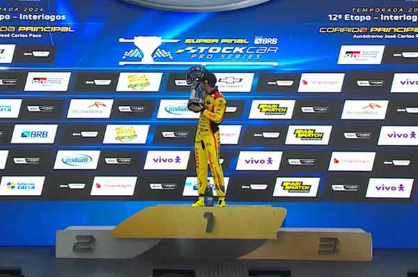 Gabriel Casagrande conquista título da Stock Car em Interlagos