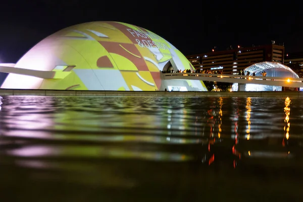 Na imagem com cor, o Museu da República com a projeção do MFDF - Metrópoles