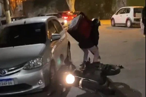 Salles após derrubar moto para escapar de protesto: “Fui atacado por maconheiros”