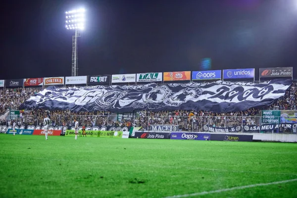 Torcida do Asa comemora e faz a festa com bandeirão na Série D em Arapiraca